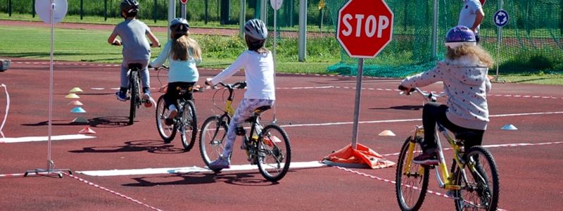 Corso di educazione stradale per i bambini con lezione di ciclomeccanica di base