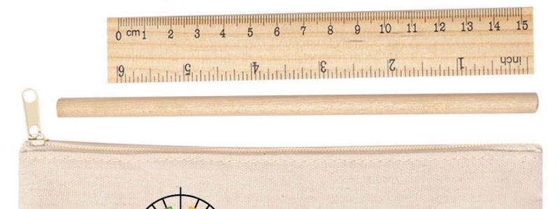 Set di 4 pezzi in astuccio di cotone con logo della scuola