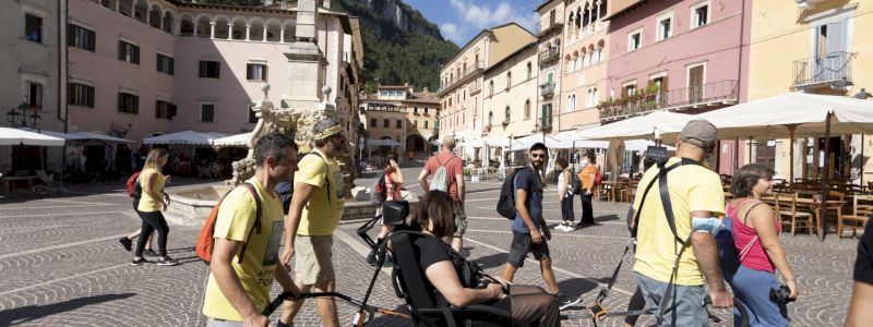 Tris: 3 cartoline digitali e un tour dei borghi per due persone.