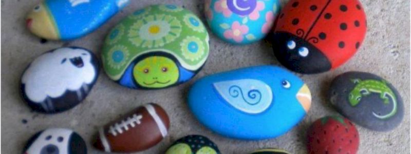 Un sasso dipinto a mano.