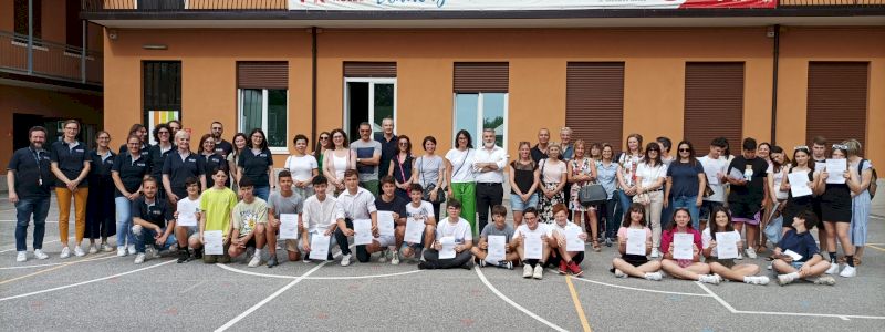 UN RINGRAZIAMENTO IN DIRETTA DAGLI STUDENTI DELLA SCUOLA