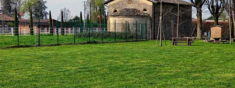 targhetta con nome posta sulla base del monumento