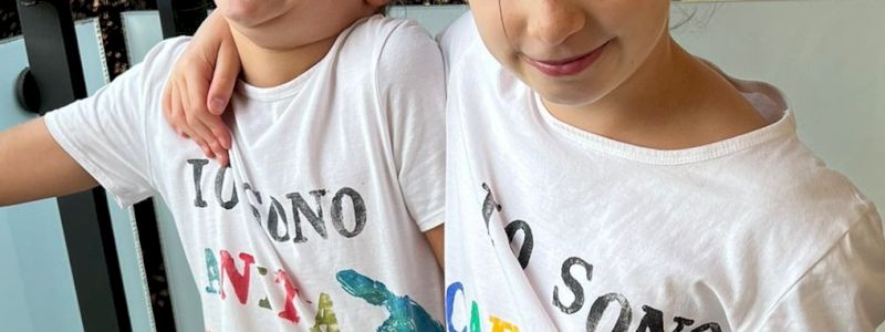 Maglietta con l'impronta delle mani dei ragazzi realizzata appositamente per te