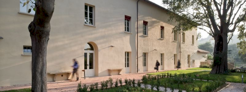 Una targa con il logo della tua azienda