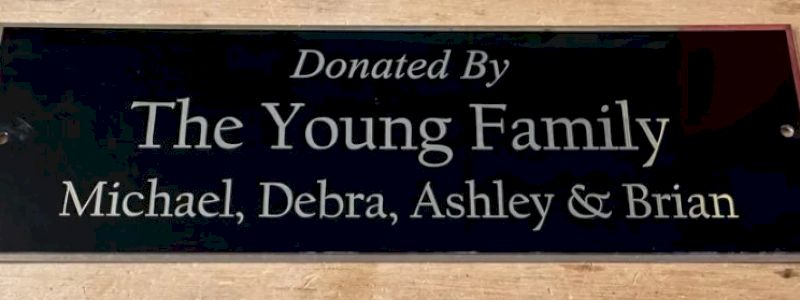 TARGHETTA RICORDO sul prodotto donato + FOGLIA con il tuo nome + poesia digitale - COMMEMORATIVE TAG ON THE DONATED ITEM + LEAF WITH YOUR NAME + DIGITAL POEM