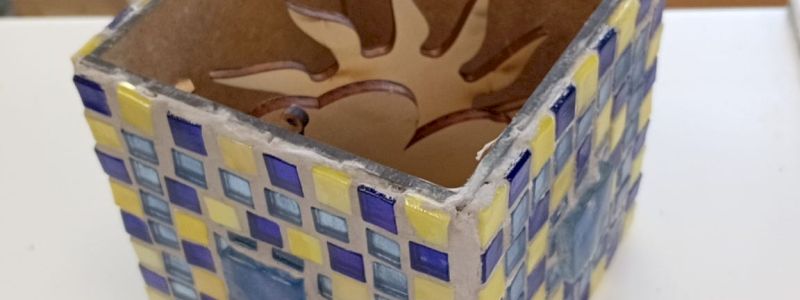 il senso del tatto, una scatola mosaicata con all'interno materiali misti ... per il tatto!