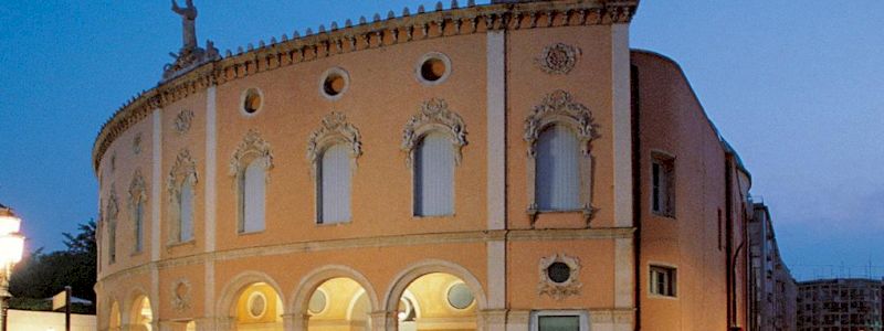 QUATTRO POSTI A TEATRO