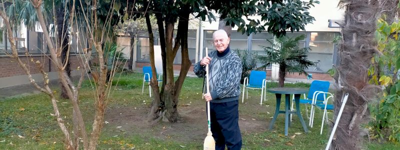 Aiuta don Maurizio a spazzare le foglie in cortile e fai merenda con noi!