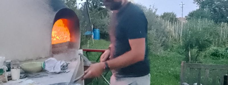 Pizza nel forno di terra cruda Bacò
